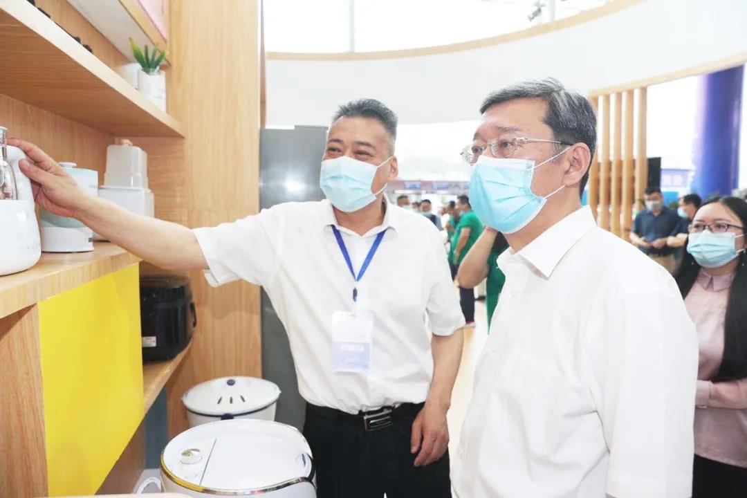 孫斌副市長關心小鴨發展，專程蒞臨小鴨展廳指導工作！